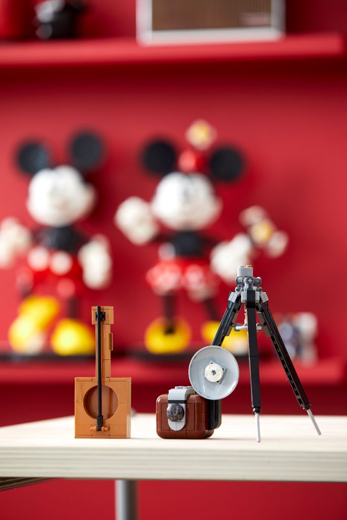 LEGO Disney 43179 Mickey Mouse and Minnie Mouse Buildable Characters 38
