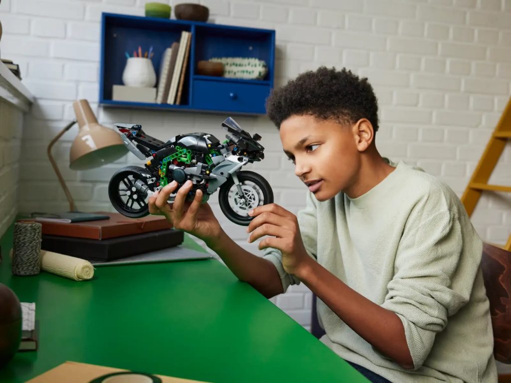 LEGO Technic 42170 Kawasaki Ninja H2R Motorcycle Lifestyle  1024x768