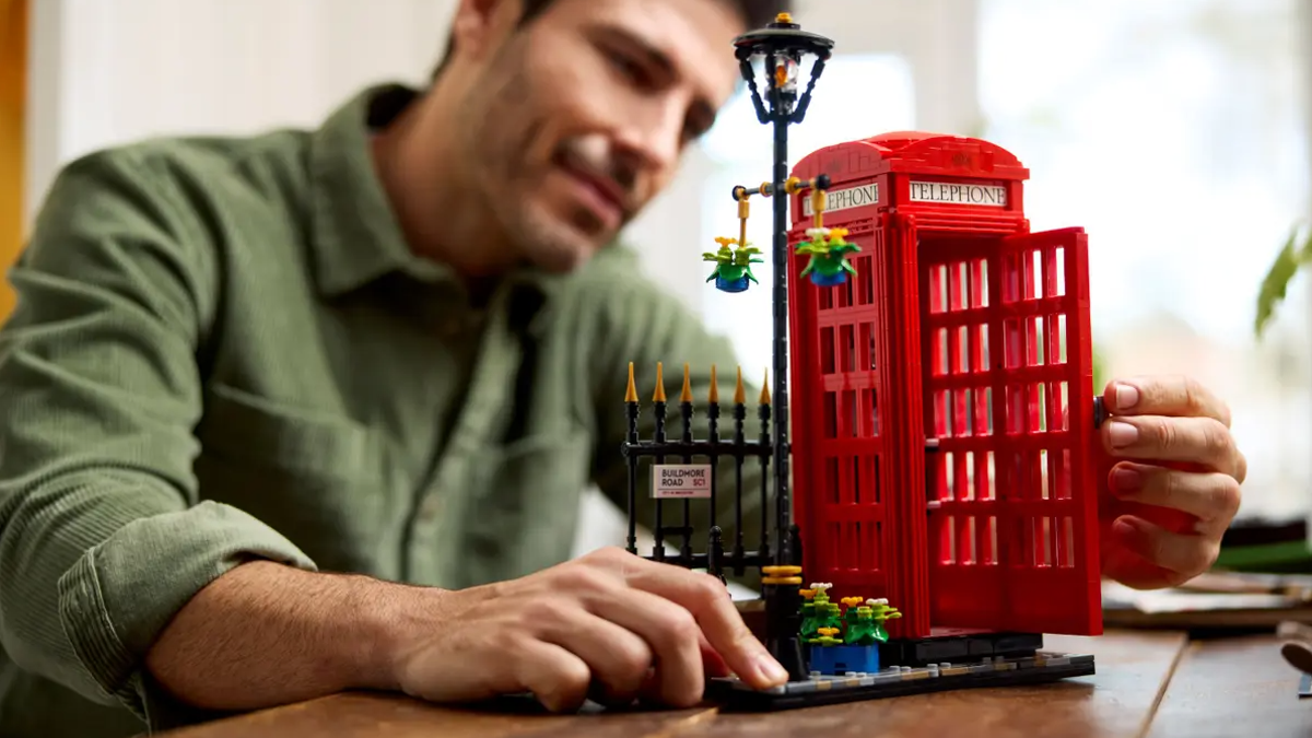 Five things you may have missed in LEGO Ideas 21347 Red London Telephone Box