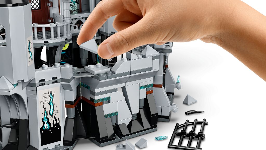LEGO Hidden Side 70437 Castle of Mystery 8