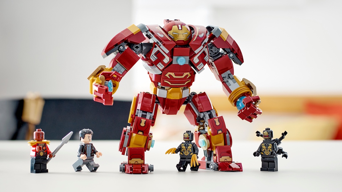 LEGO Marvel 76247 The Hulkbuster: The Battle of Wakanda includes Banner and the Hulk in one